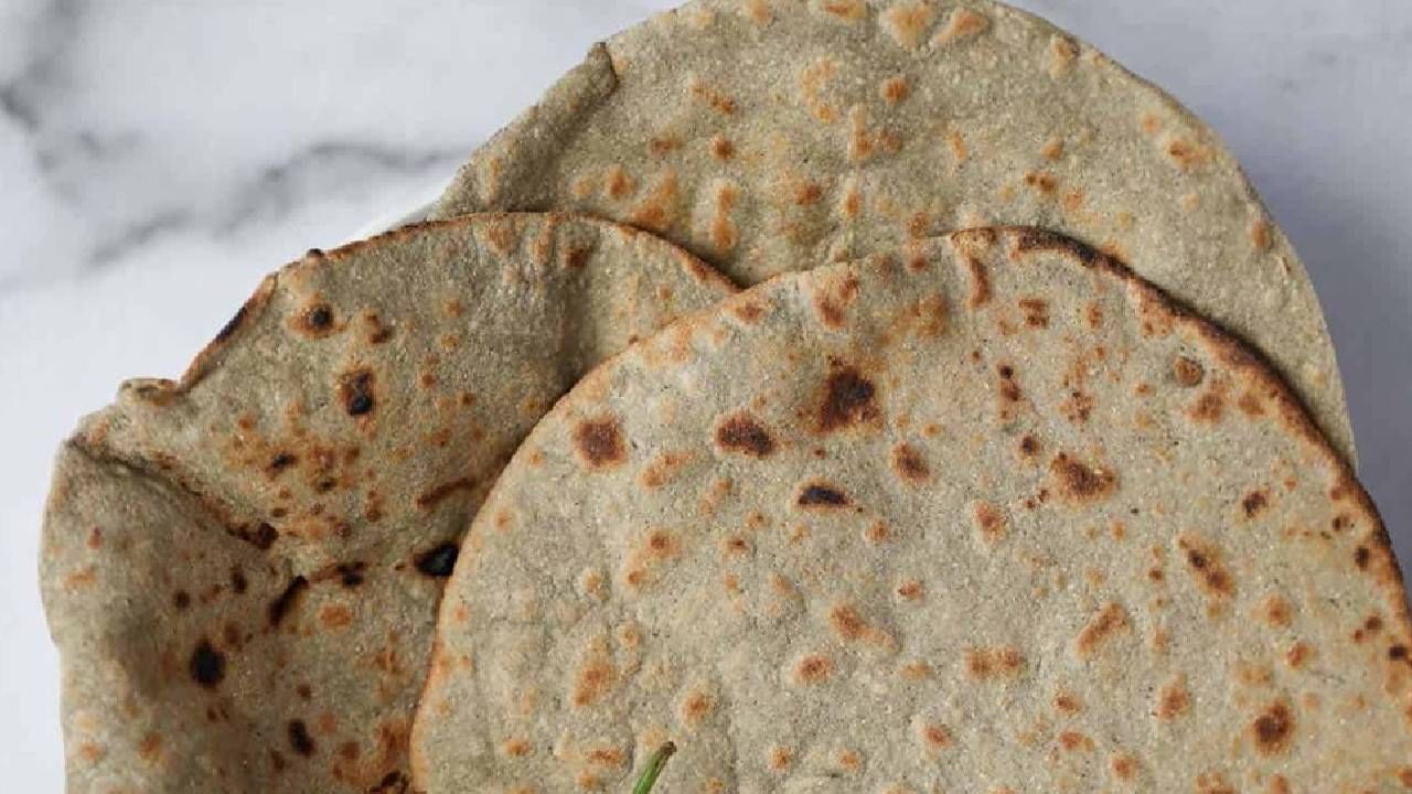 सध्या वाढलेले वजन ही अनेकांची मोठी समस्या बनले आहे. वजन कमी करण्यासाठी मोठ्या प्रमाणात प्रयत्न केली जातात. मात्र, तुम्हाला जर खरोखरच वजन कमी करायचे असेल तर आहारात थोडा बदल करा. 