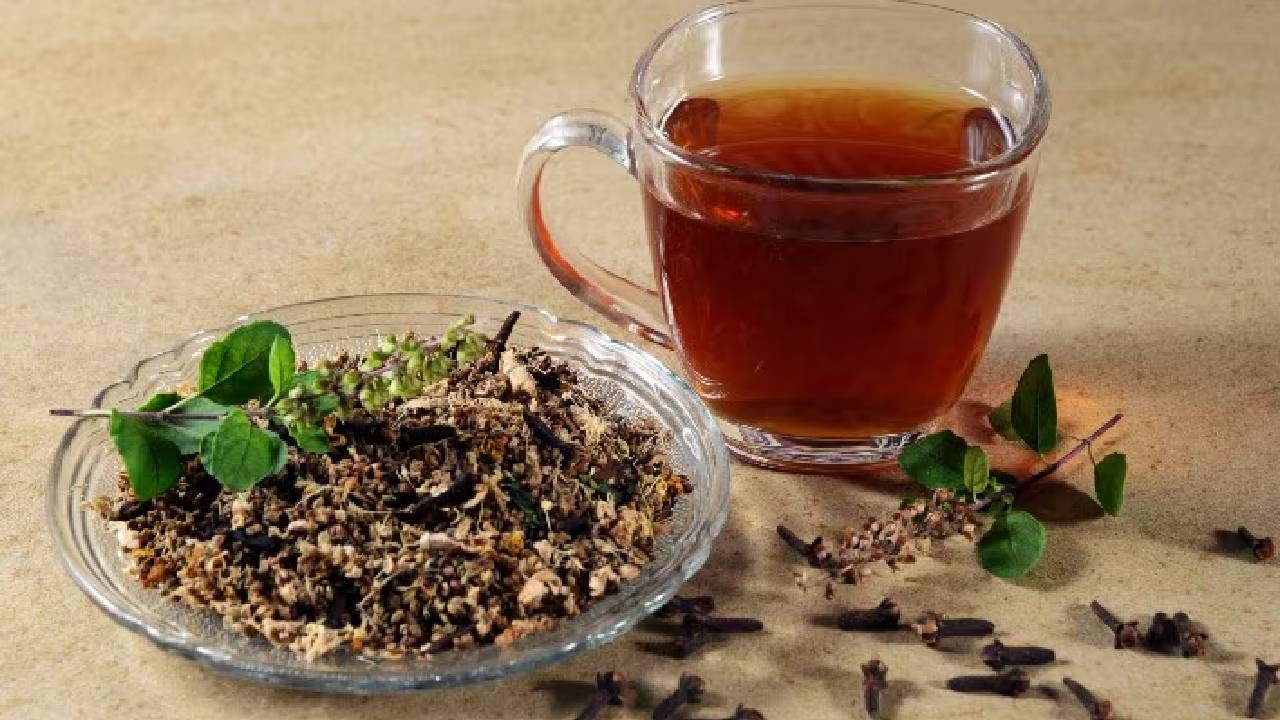 गरम पाणी सतत पिण्यापेक्षा काढा ही समस्या दूर करू शकतो. खास काढ्याचा आहारात समावेश करा. ज्यामुळे गळ्याती खरखरीची समस्या दूर होण्यास मदत होईल. 