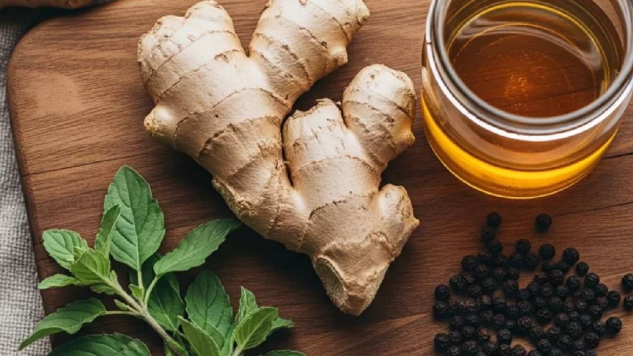 हिवाळ्यात सर्वात मोठी समस्या ही गळ्यातील त्रास असतो. गळ्यात त्रास होतो आणि खरखर होते. यामुळे बऱ्याचदा खाणेही कठीण होऊन बसते. यावर उपाय म्हणून आपण गरम पाणी पितो. 