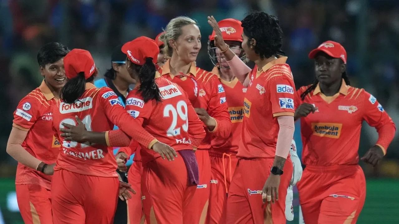 यूपी वॉरियर्सच्या खात्यात सर्वाधिक 14 कोटी 50 लाख रक्कम आहे. यूपीने एकमेव खेळाडू रिटेन केला आहे. यूपीने अनकॅप्ड श्वेता सहरावत हीला 50 लाख रुपयांत रिटेन केलंय. युपीनंतर गुजरातकडे सर्वाधिक रक्कम आहे. गुजरातकडे 9 कोटी आहेत. गुजरातने एश्ले गार्डनरला साडे 3 तर बेथ मुनीसाठी अडीच कोटी रुपये मोजून त्यांना आपल्यासह कायम ठेवलं आहे. (Photo Credit: PTI)