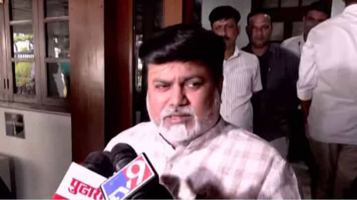 Uday Samant : उदय सामंत यांनी स्पष्टच सांगितलं कॅबिनेट बैठकीला उपस्थित नसण्याचं कारण... अन् नाराजीच्या चर्चांना पूर्णविराम Uday Samant : उदय सामंत यांनी स्पष्टच सांगितलं कॅबिनेट बैठकीला उपस्थित नसण्याचं कारण... अन् नाराजीच्या चर्चांना पूर्णविराम