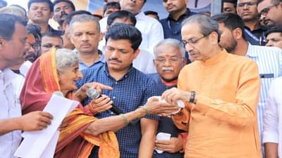 उद्धव ठाकरेंना आजींनी दिली शिदोरी, शेतकऱ्यांनी दाखवला रेशनवर मिळालेला खराब तांदूळ