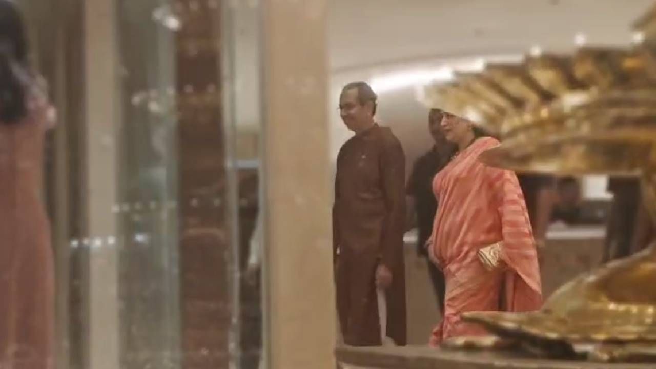 सुबोध भावेचा 50 वा वाढदिवस असल्याने अंधेरीतल्या हॉटेलमध्ये जंगी सेलिब्रेशन आयोजित करण्यात आलं होतं. या सेलिब्रेशनला अनेक सिनेकलाकारसुद्धा उपस्थित होते. त्याचसोबत राज आणि त्यांच्या पत्नी शर्मिला ठाकरे, उद्धव आणि त्यांच्या पत्नी रश्मी ठाकरेसुद्धा हजर होते. 
