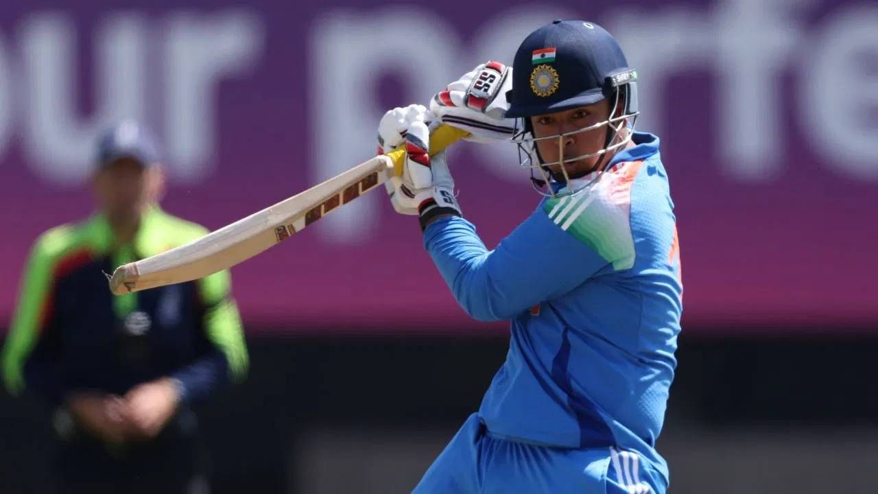 वैभव सूर्यवंशीने या सामन्यात 42 चेंडूत 144 धावा केल्या. खरं तर त्याची खेळी पाहून द्विशतक ठोकतो की काय असं वाटत होतं. कारण त्याच्याकडे खेळण्यासाठी बरेच चेंडू शिल्लक होते. पण बाद झाला. वैभवने 324.85 च्या स्ट्राईक रेटने 15 षटकार आणि 11 चौकार मारले.  (Photo: Getty Images)