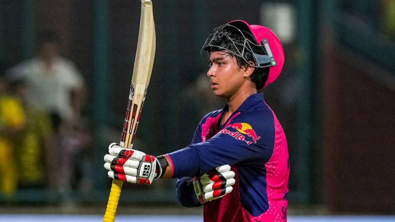 ख्रिस गेल, रोहित शर्मा, शाहिद आफ्रिदी यासारखे आक्रमक खेळणारे खेळाडू जे करू शकले नाहीत, ती कामगिरी वैभव सूर्यवंशीने केली आहे. वैभव सूर्यवंशी 35 किंवा त्यापेक्षा कमी चेंडूत दोन टी20 शतक ठोकणारा जगातील पहिला फलंदाज ठरला. यापूर्वी आयपीएलमध्ये राजस्थान रॉयल्सकडून खेळताना आयपीएलमध्ये 35 चेंडूत शतक ठोकलं होतं. (Photo: PTI)