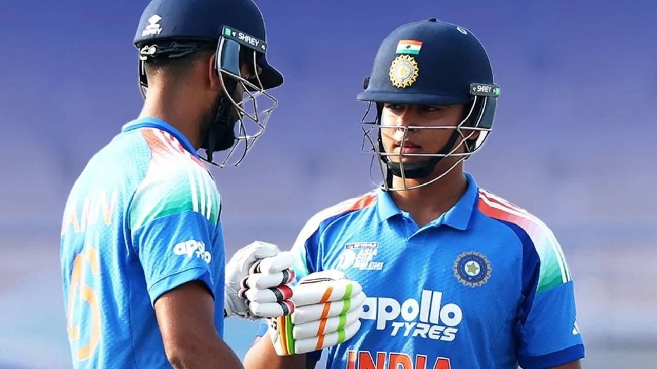 वैभव सूर्यवंशी 14 वर्षे आणि 232 दिवसांचा असून त्याने जगातील कोणत्याही देशाच्या रिप्रेंजेटेटिव्ह टीम (वरिष्ठ राष्ट्रीय संघ आणि 19 वर्षांखालील संघ वगळता) शतक ठोकणारा युवा फलंदाज ठरला आहे. त्याने 324.85 च्या स्ट्राईक रेटने मेन्स टी20 क्रिकेटमध्ये चौथी वेगवान शतकी खेळी केली आहे.  (Photo: Asian Cricket Council)