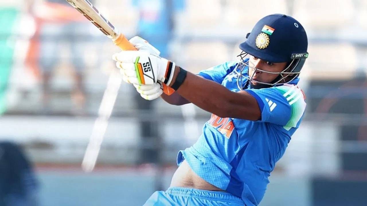 वैभव सूर्यवंशीची वरिष्ठ पातळीवरील टीम इंडियात निवड झाल्यानंतर पहिल्याच सामन्यात त्याने 32 चेंडूत शतक ठोकलं. पहिल्यांदाच भारताकडून टी20 क्रिकेट खेळणाऱ्या वैभवने युएईविरुद्ध विक्रमी शतक ठोकलं. तसेच इतिहास रचला.  (Photo: Asian Cricket Council)