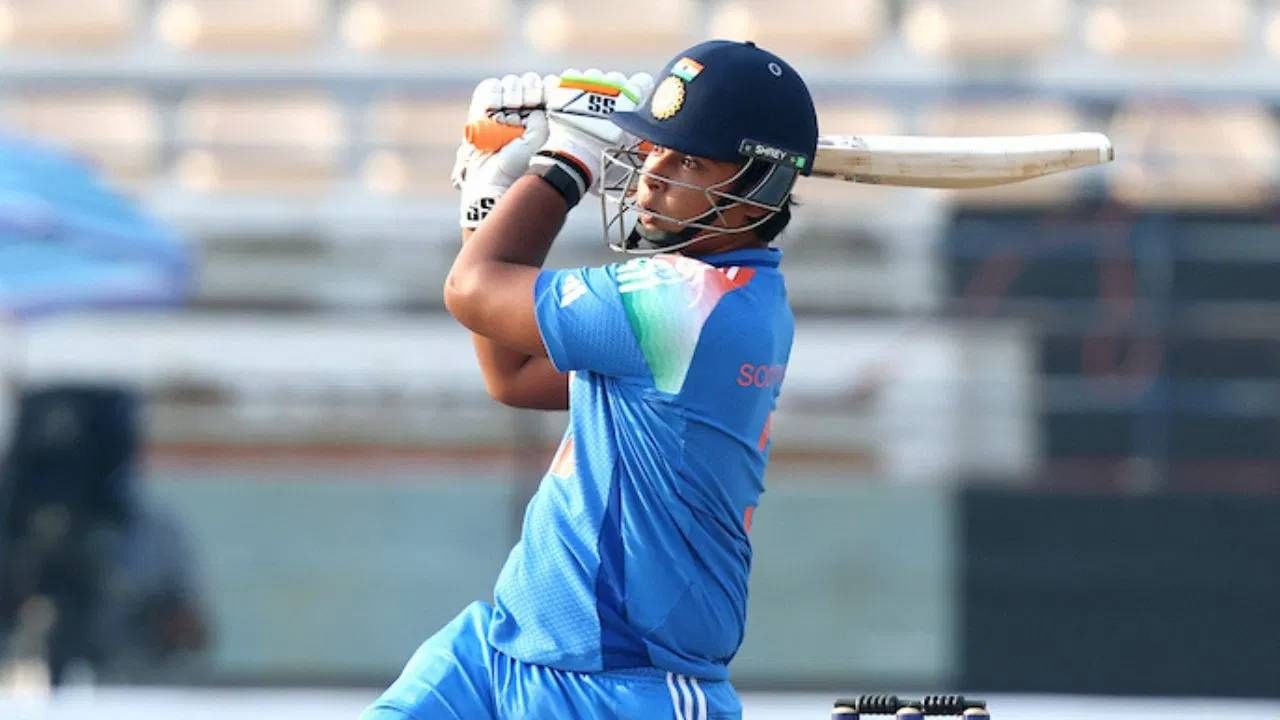 वैभव सूर्यवंशीने बांग्लादेश ए संघाविरुद्ध 15 चेंडूत 38 धावांची खेळी केली. यात 4 षटकार आणि 2 चौकार मारले. या खेळीसह वैभव या स्पर्धेत सर्वाधिक धावा करणारा फलंदाज ठरला. या खेळीसह त्याने या स्पर्धेत नवी उंची गाठली आहे.  (Photo: Asian Cricket Council)