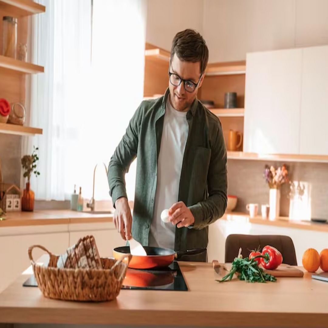 वास्तुशास्त्रानुसार, स्वयंपाकघरातील काही वस्तू अशा आहेत ज्या दिल्यास घरावर त्याचा परिणाम होऊ शकतो. त्या कोणत्या गोष्टी किंवा वस्तू आहेत ज्या शेजाऱ्यांनी मागितल्यावर देणे शक्यतो टाळलेच पाहिजे. विशेषत: संध्याकाळच्या वेळी तर नाहीच दिले पाहिजे. ते जाणून घेऊयात. 