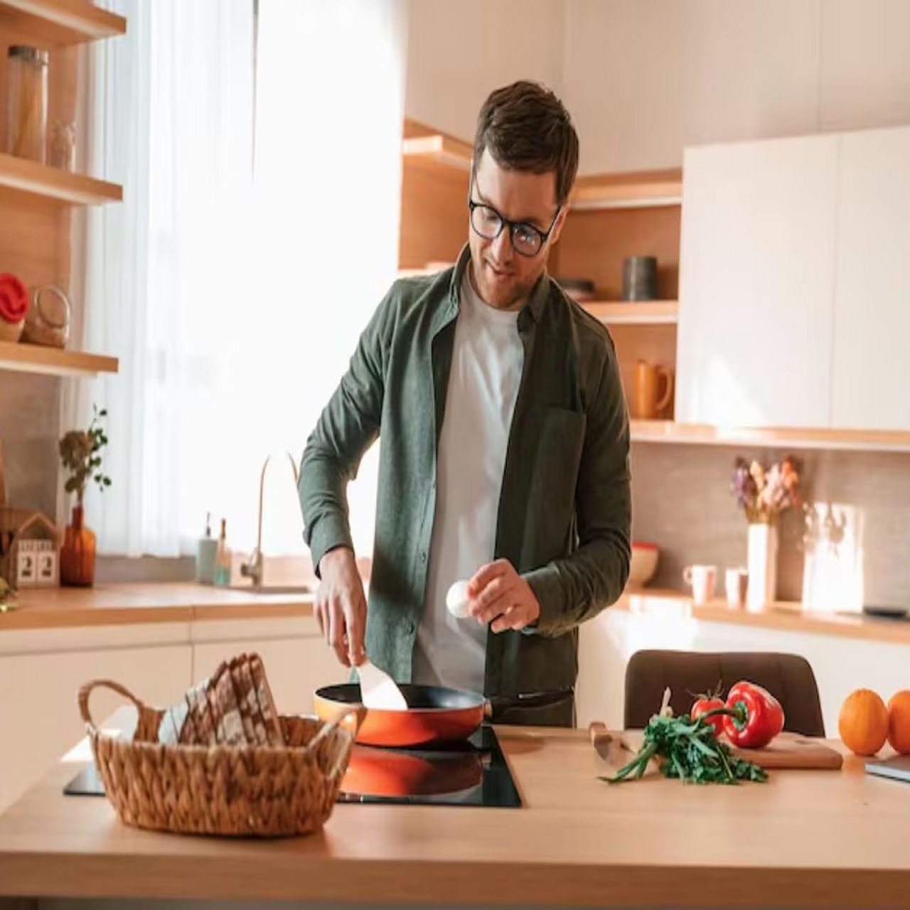 वास्तुशास्त्रानुसार, स्वयंपाकघरातील काही वस्तू अशा आहेत ज्या दिल्यास घरावर त्याचा परिणाम होऊ शकतो. त्या कोणत्या गोष्टी किंवा वस्तू आहेत ज्या शेजाऱ्यांनी मागितल्यावर देणे शक्यतो टाळलेच पाहिजे. विशेषत: संध्याकाळच्या वेळी तर नाहीच दिले पाहिजे. ते जाणून घेऊयात. 