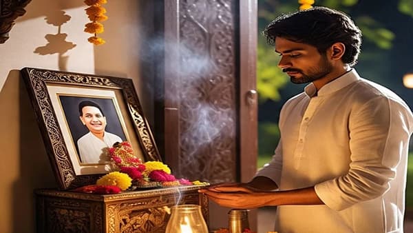 Vastu Tips : बेडरूममध्ये पूर्वजांचे फोटो ठेवत असाल तर ही बातमी वाचाच, एका चुकीमुळे लागू शकतो पितृदोष