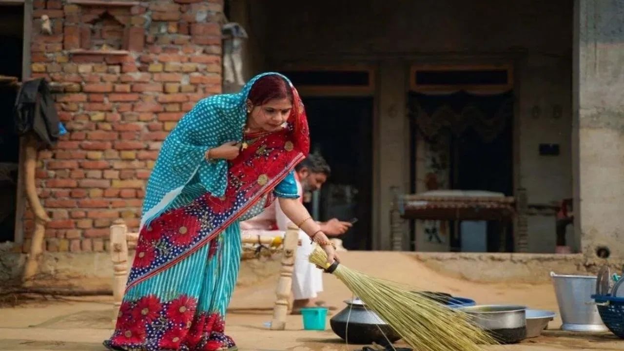 झाडूवर पाऊल ठेवल्याने यश मिळविण्यात अडथळे निर्माण होतात. त्यामुळे जीवनात दुर्दैव वाढते. आर्थिक नुकसान होऊ शकते. आर्थिक अडचणींमुळे व्यक्ती कर्जात बुडू शकते.