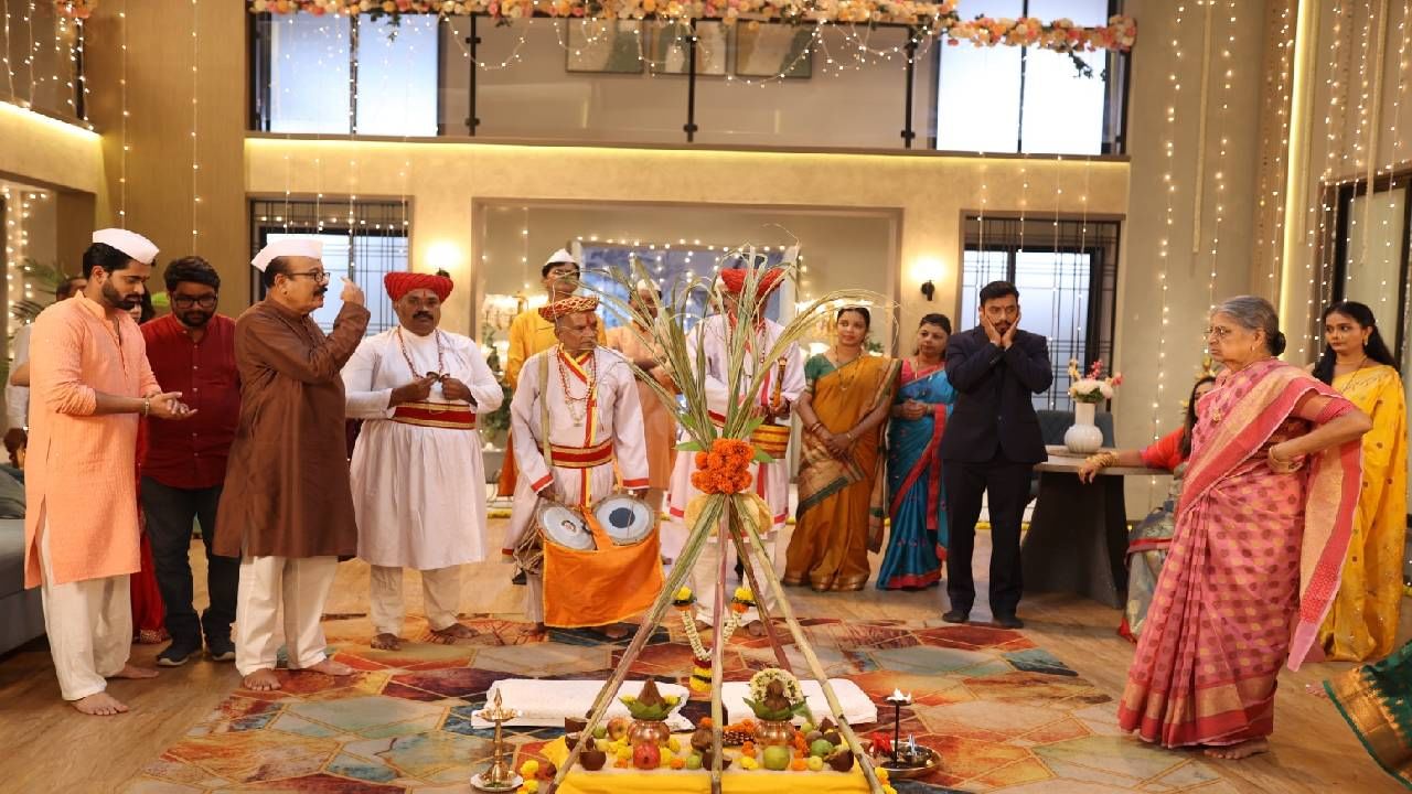 हे ऐकून स्वानंदी पूर्णपणे हादरून गेली आहे. पण वाढत्या भावनांच्या संघर्षात हरवलेला समर हळूहळू या नात्याने स्वतःमध्ये सुरू झालेला बदल ओळखू लागला आहे. या क्षणांनंतर समरला कळतं की ऑफिसच्या खात्यातून पंधरा लाख रुपये गायब झाले आहेत आणि तपासात त्याचा भाऊ अंशुमानचं नाव समोर येतं. 
