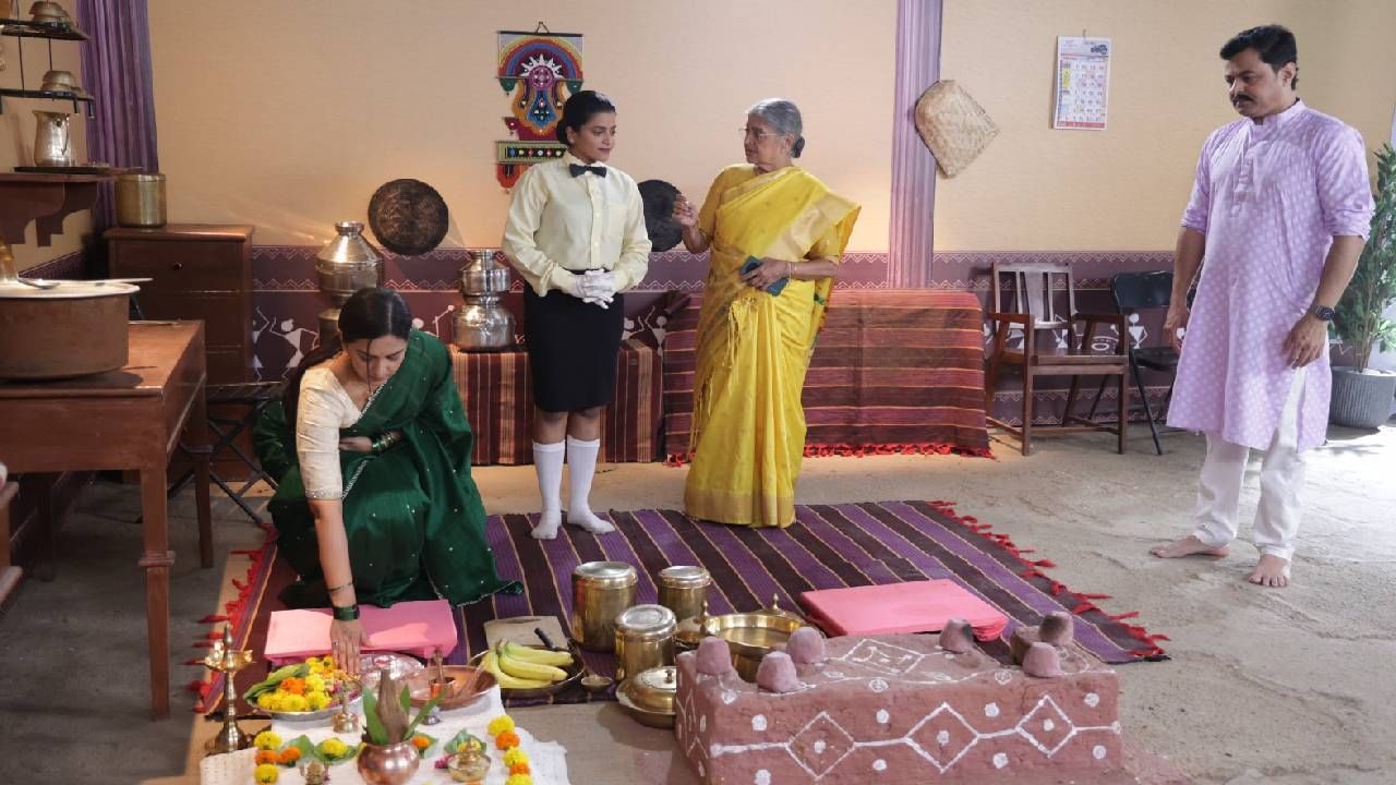 लग्नानंतर समर आणि स्वानंदी यांनी एका नवीन नात्याची सुरुवात केली आहे. स्वानंदीने परंपरांनी नटलेल्या या घरात त्यांनी आपापल्या भूमिकांची जुळवाजुळव करत नव्या अध्यायात पहिलं पाऊल टाकलं आहे. सत्यनारायण पूजेची तयारी सुरू होताच नव्या सुनेला लाकडी चुलीवर प्रसाद बनवण्याची जबाबदारी मिळाली आहे. 
