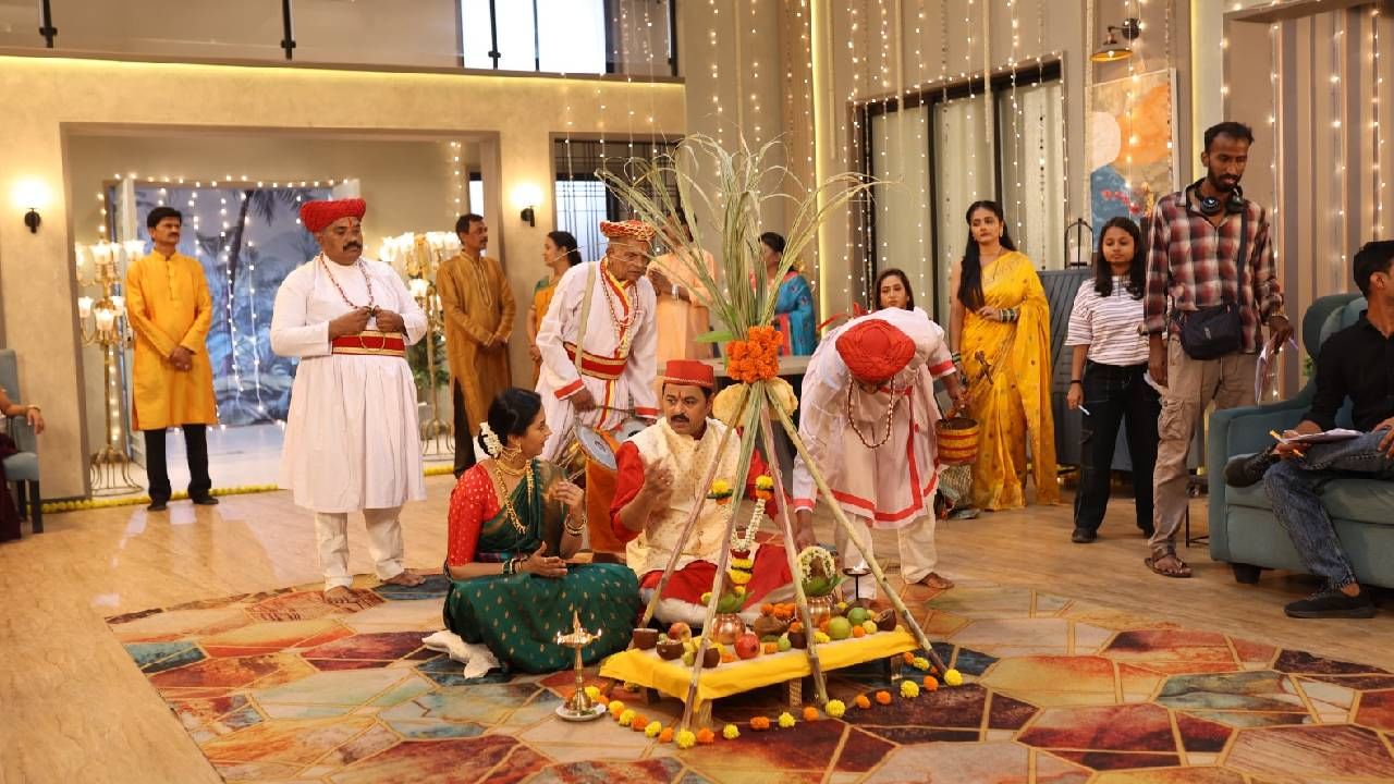 दोघं एकत्र प्रसाद बनवत असताना समरला तिचा शांत आणि संयमी स्वभाव मोहून टाकणार आहे. पूजेदरम्यान स्वानंदीच्या लक्षात येतं की प्रसाद खारट झाला आहे आणि ती घाबरून जाते. समर मात्र शांतपणे परिस्थिती हाताळतो. 
