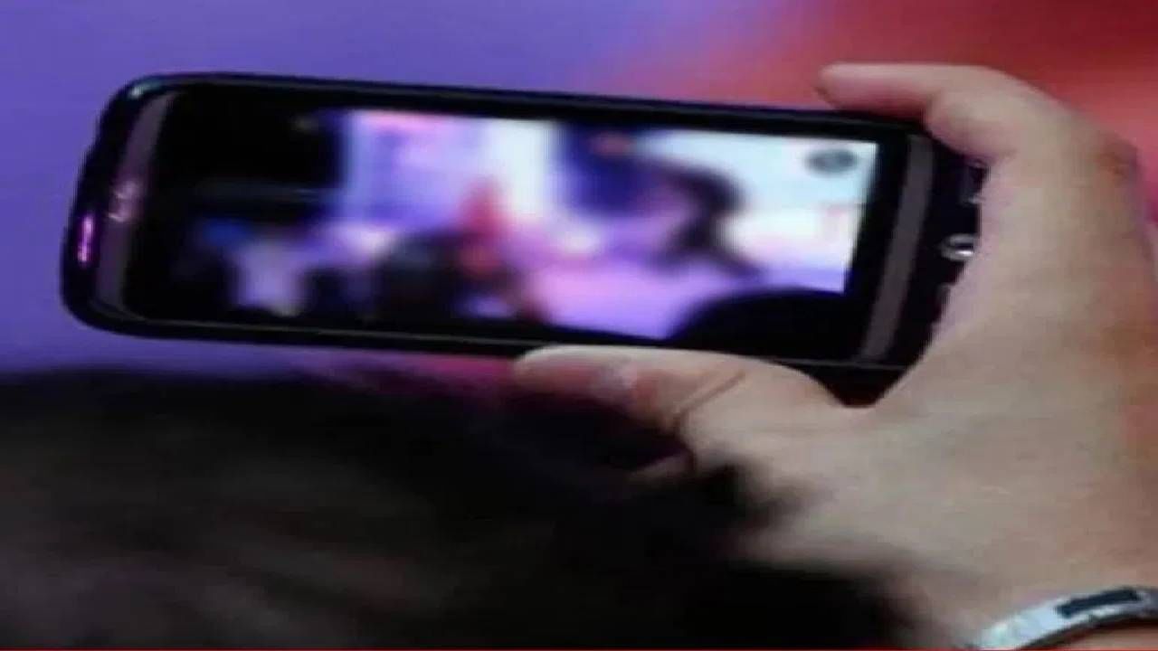 धक्कादायक, नवऱ्यानेच बायकोचा अश्लील व्हिडिओ बनवून मागितले 10 लाख, कारण.... धक्कादायक, नवऱ्यानेच बायकोचा अश्लील व्हिडिओ बनवून मागितले 10 लाख, कारण....