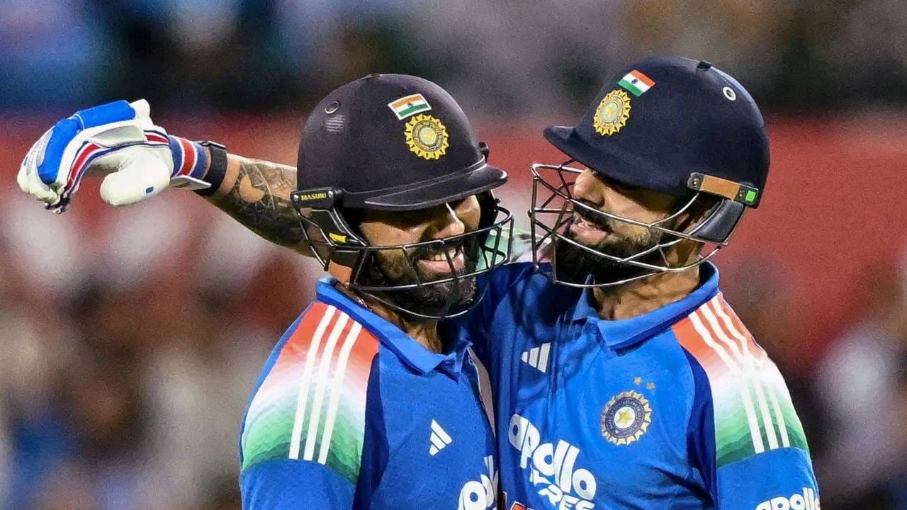 विराट कोहलीने द्विपक्षीय वनडे मालिकेतील 196 डावात 9936 धावा केल्या आहेत. कोहलीने पहिल्या सामन्यात 64 धावा करताच द्विपक्षीय वनडे मालिकेत 10 हजार धावा पूर्ण करेल. अशी कामगिरी करणारा जगातील पहिला क्रिकेटपटू ठरेल. (फोटो- PTI)