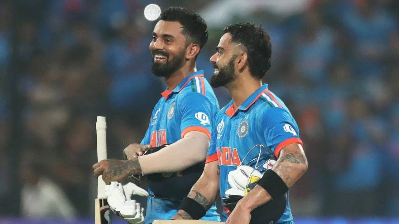 विराट कोहलीने वनडे क्रिकेटमध्ये अनेक विक्रम आपल्या नावावर केले आहेत. विराट कोहली आता दक्षिण अफ्रिकेविरुद्धच्या वनडे मालिकेत खेळणार आहे. या मालिकेतील पहिल्याच सामन्यात विक्रमाची संधी आहे. (फोटो- Pankaj Nangia/Getty Images)