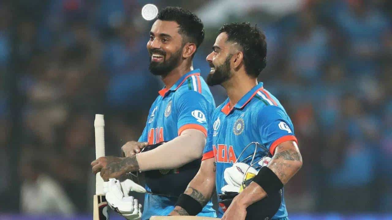 विराट कोहलीने वनडे क्रिकेटमध्ये अनेक विक्रम आपल्या नावावर केले आहेत. विराट कोहली आता दक्षिण अफ्रिकेविरुद्धच्या वनडे मालिकेत खेळणार आहे. या मालिकेतील पहिल्याच सामन्यात विक्रमाची संधी आहे. (फोटो- Pankaj Nangia/Getty Images)