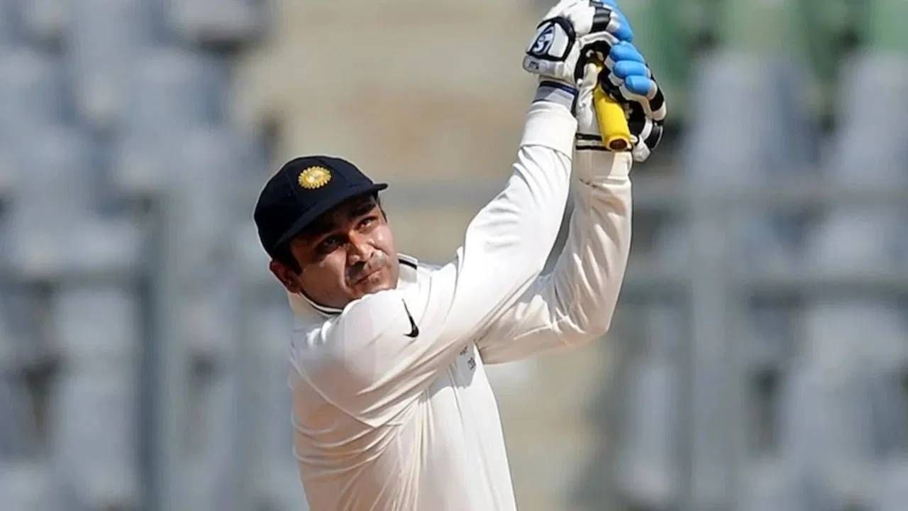 भारत आणि दक्षिण आफ्रिका कसोटी सामन्यात फक्त एकदाच त्रिशतक झळकावले आहे. भारताचा सलामीवीर वीरेंद्र सेहवागने ही कामगिरी 2008 मध्ये केली होती. चेन्नई येथे खेळल्या गेलेल्या कसोटी सामन्यात त्याने दक्षिण आफ्रिकेविरुद्ध 319 धावांची धमाकेदार खेळी केली. (फोटो-एएफपी) 