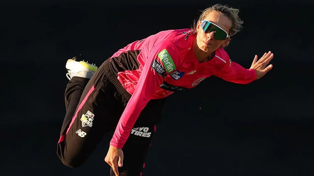 कर्णधारावर  संघाची सर्वस्व जबाबदारी असते. संघाच्या विजय आणि पराभवासाठी कर्णधाराला जबाबदार ठरवलं जातं. कर्णधारावर नेतृत्वासह चांगली बॅटिंग अथवा बॉलिंगने योगदान देण्याचं दुहेरी आव्हान असतं. ऑस्ट्रेलियाच्या एश्ले गार्डनर हीने वूमन्स बिग बॅश लीगमध्ये अप्रतिम कामगिरी करत आपल्या नेतृत्वात संघाला विजयी केलं. एश्लेचा हा कर्णधार म्हणून पहिलाच सामना होता. (Photo Credit : Getty Images)