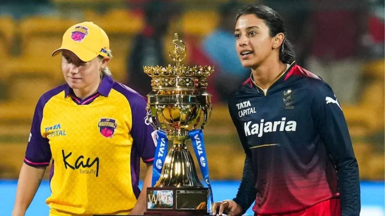 वुमन्स प्रीमियर लीग मेगा लिलावासाठी फक्त 73 खेळाडू पात्र असणार आहेत. सर्व फ्रेंचायझींनी स्टार खेळाडू कायम ठेवल्याने 73 जागा रिक्त आहेत. या जागांसाठी 27 नोव्हेंबरला बोली लावतील. यात कोणत्या खेळाडूवर सर्वाधिक बोली लागते याकडे लक्ष असेल.  (Photo: PTI)