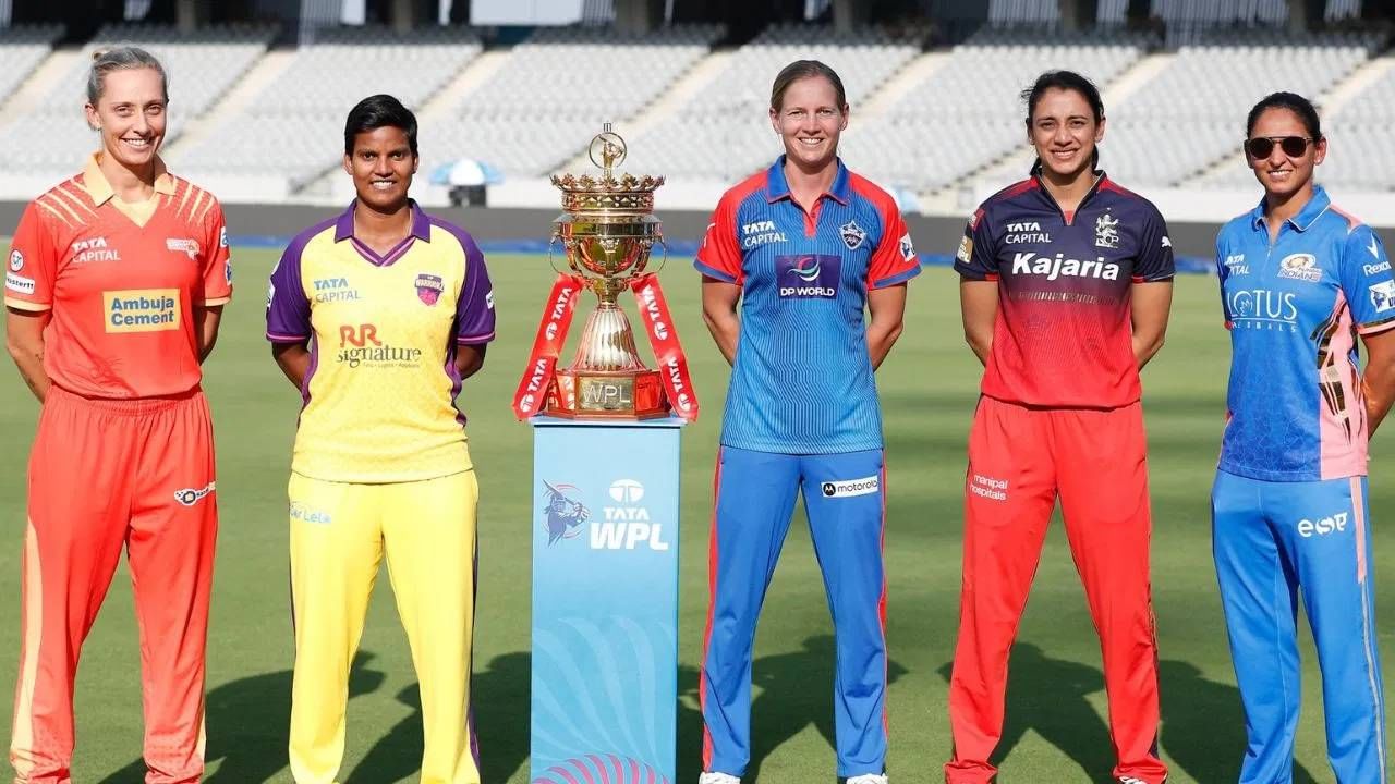 वुमन्स प्रीमियर लीग स्पर्धेचं चौथं पर्व असून यंदा मेगा लिलाव पार पडणार आहे. फ्रेंचायझींनी रिटेन केलेल्या खेळाडूंची यादी आधीच जाहीर केली आहे. त्यानंतर उर्वरित खेळाडूंसाठी 27 नोव्हेंबरला दिल्लीत बोली लागणार आहे.  (Photo: X/WPL/TV9 Hindi वरून)