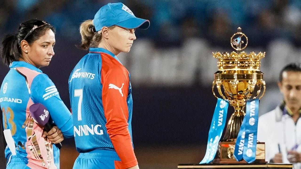 वुमन्स प्रीमियर लीग स्पर्धा 7 जानेवारी 2026 पासून सुरु होईल. तसेच अंतिम सामना 3 फेब्रुवारीला होणार आहे. जानेवारीच्या पहिल्याच आठवड्यात ही स्पर्धा सुरु होणार हे जवळपास निश्चित झालं आहे. त्यावर अंतिम मोहोर लवकरच लावली जाईल.  (Photo: PTI)