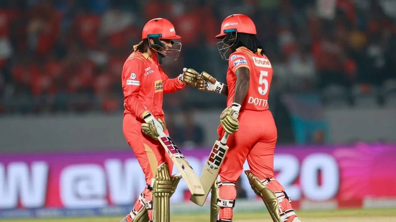 गुजरात जायंट्स: गुजरात जायंट्स फ्रँचायझीने यावेळी फक्त दोन खेळाडूंना कायम ठेवले आहे. 9 कोटी रुपयांची शिल्लक असलेल्या गुजरात जायंट्स फ्रँचायझी मेगा लिलावाद्वारे एकूण 16 खेळाडू खरेदी करू शकते.  (Photo: X/WPL) 