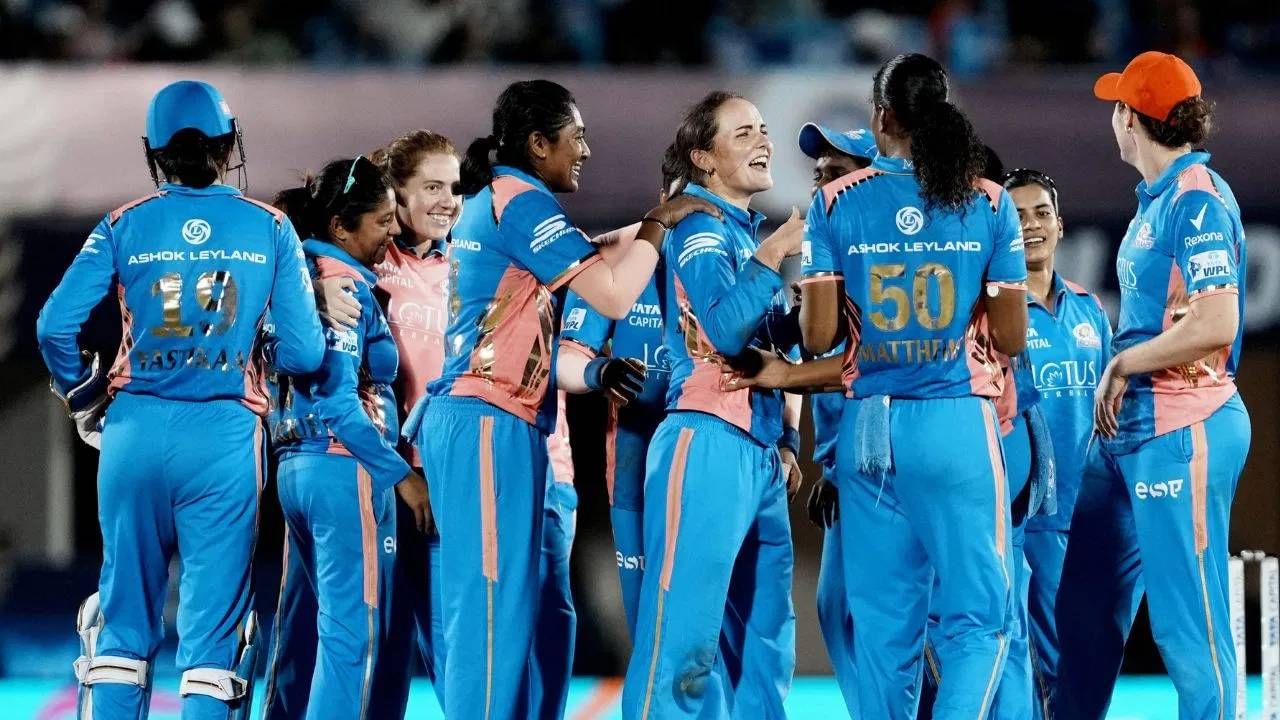 गतविजेत्या मुंबई इंडियन्स फ्रँचायझीने एकूण पाच खेळाडूंना कायम ठेवले आहे. आता 5.75 कोटी जवळ शिल्लक आहेत. मुंबई इंडियन्स फ्रँचायझीला या पैशात लिलावाद्वारे एकूण 13 खेळाडू खरेदी करू शकतात. (Photo : PTI) 