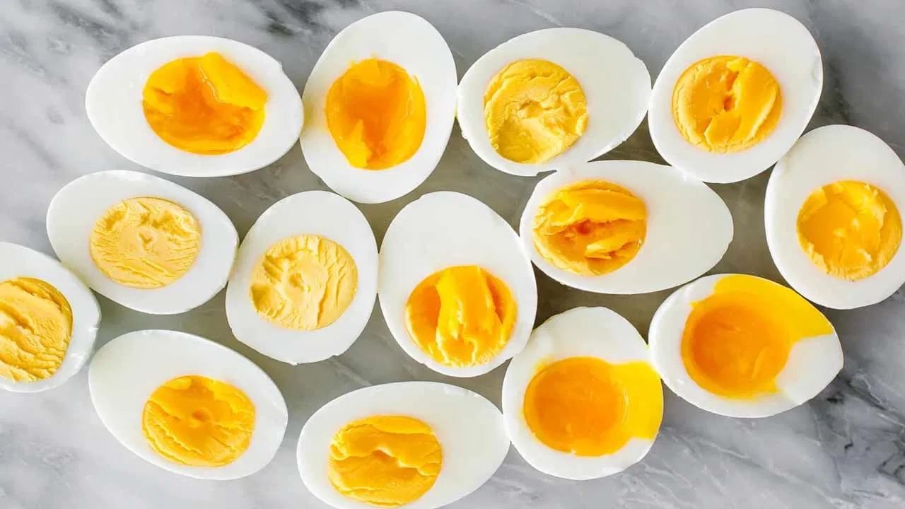 अशा प्रकारे अंड्याचे सेवन करताता नेहमी लक्षात घ्यावे. तुमच्या आरोग्याची गरज आणि डाएटचे लक्ष्य पाहून कोणता भाग खायचा किंवा नाही हे ठरवावे. 