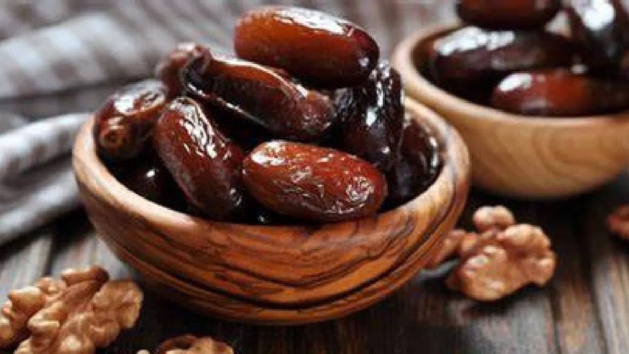 2. एंटीऑक्सीडेंट्सने भरपूर- खजूर अन्य फळांपेक्षा अधिक एंटीऑक्सीडेंट्स प्रदान करते. यातील फ्लेवोनोइड्स सारखे शक्तीशाली एंटीऑक्सीडेंट्स डायबिटीज, अल्झायमर आणि कॅन्सर सारख्या रोगांच्या धोक्याला कमी करतात. सूज कमी करण्यातही हे मदत करते. फेनोलिक एसिडच्या सूजविरोधी गुणाने हे हृदयाचे आरोग्य सुधारते. 