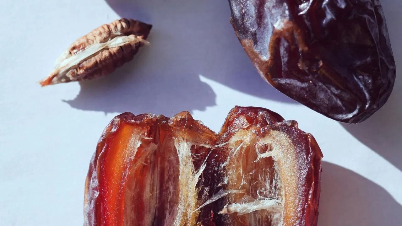 3. डायबिटीजमध्येही लाभदायक - खजूर जरी गोड असले आणि त्यात कार्बोहायड्रेट जास्त असले तर डायबिटीजच्या लोकांसाठी तर सुरक्षित असते. त्याचा ग्लायसेमिक इंडेक्स कमी असतो. त्यामुळे ते ब्लड शुगर वाढू देत नाही. 