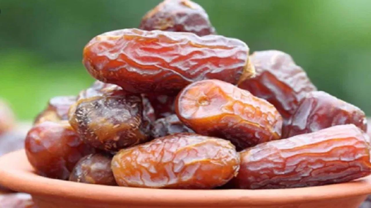 1. बद्धकोष्ठता - रोज दोन खजूर खाल्ल्याने पोट साफ होण्यास मदत होऊन बद्धकोष्ठता दूर होते. खजूरात फायबरचे प्रमाण जास्त असते. आतड्यातील विषारी घटक ते बाहेर काढण्यात मदत करते ज्याने डिटॉक्सिफिकेशन मदत मिळते. 