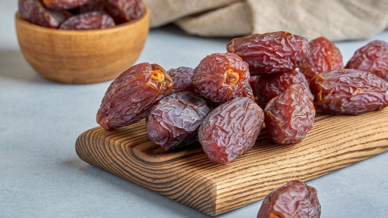 5. त्वचेसाठी फायदेमंद - खजूर फायटोहार्मोनचा चांगला स्रोत आहे. त्यामुळे त्वचेचे वय वाढवण्याची प्रक्रीया धीमी होते. नियमित रुपाने खजूर सेवन केल्याने सुरकुत्या कमी होतात आणि त्वचा अधिक लवचिक होते. 