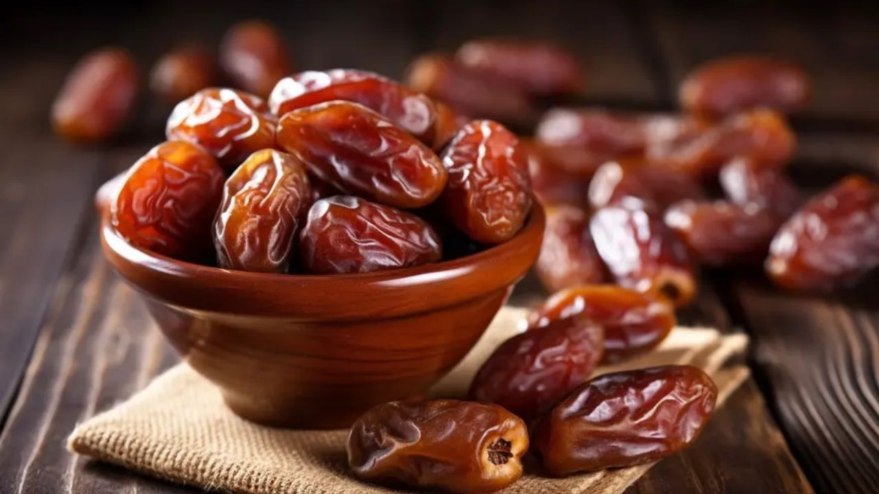 4. हाडांना मजबूत बनवते - खजूरात  खनिजांचे प्रमाण मोठे असते. त्यामुळे हाडे मजबूत बनतात.तसेच ऑस्टियोपोरोसिस सारख्या समस्येपासून वाचवतात. खजूरात तांबे, मॅगनीज आणि सेलेनियम सारखी खनिज असून ती हाडांच्या निर्मितीला मदत करतात.