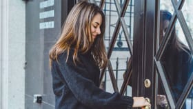 महिला गेस्ट दिसली तर... बॅचलरला सोसायटीची नोटीस; तरुणाने थेट...