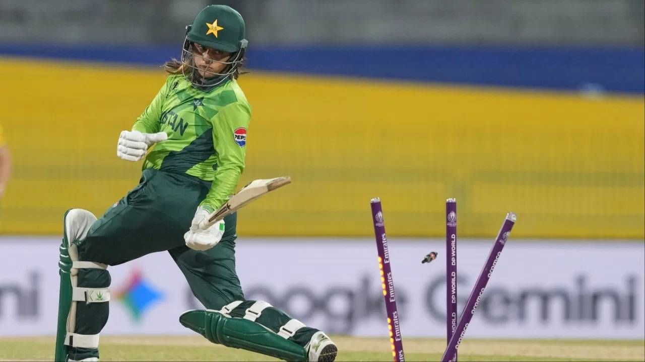 पाकिस्तानी महिला संघाची या स्पर्धेतील कामगिरी सुमार राहिली आहे. पाकिस्तानने सर्व सामने कोलंबोत खेळले. पण एकही सामन्यात विजय मिळवता आला नाही. या स्पर्धेत एकूण 8 संघांन भाग घेतला होता. त्यात सर्वात शेवटच्या स्थानावर पाकिस्तानचा संघ राहिला. (Photo: PTI)