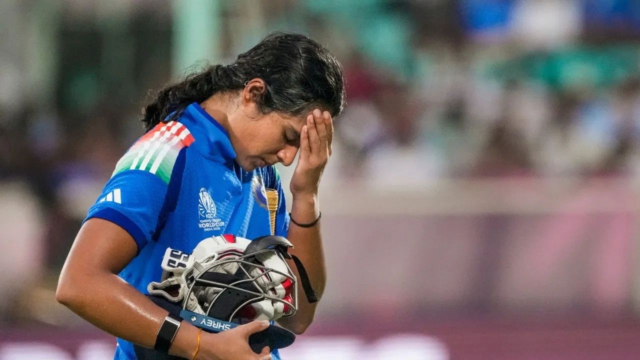 प्रतिकाने या दुखापतीनंतरही टीम इंडियाला मैदानाबाहेरुन सपोर्ट केलं. प्रतिका अंतिम सामन्यासाठी मैदानात उपस्थित होती. प्रतिकाने भारताला व्हीलचेअरवरुन सपोर्ट केलं. प्रतिकाने वर्ल्ड कप विजयानंतर टीम इंडियाच्या खेळाडूंसह डान्स करत जल्लोषही केला. (PHOTO CREDIT : PTI)