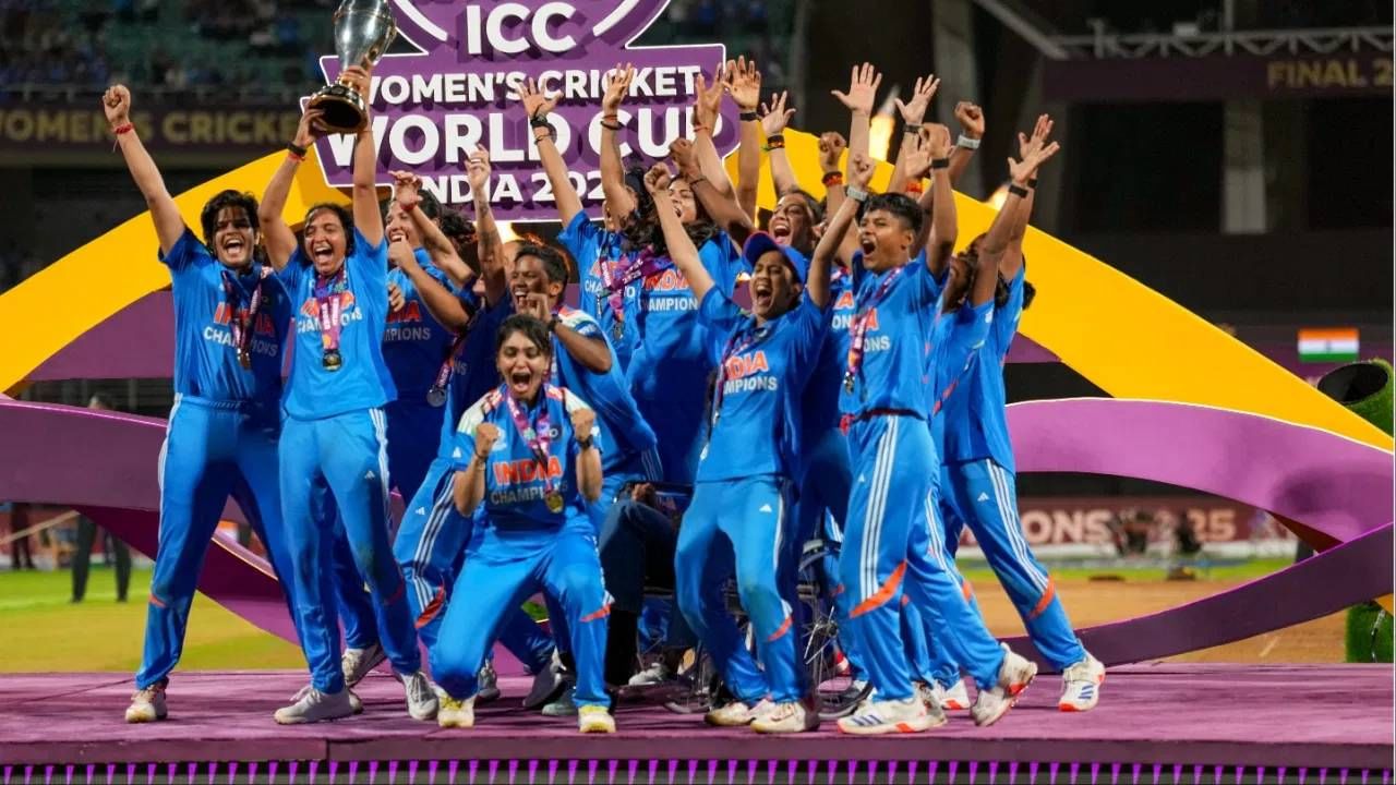 भारतीय टीमला बक्षिसापोटी 91 कोटी रुपये मिळाले. यात 40 कोटी रुपये वर्ल्ड कप विजेत्याचं बक्षीस म्हणून मिळाले. उर्वरित 51 कोटी रुपये प्राइज मनी म्हणून देण्याची BCCI ने घोषणा केली आहे. (Photo: PTI)