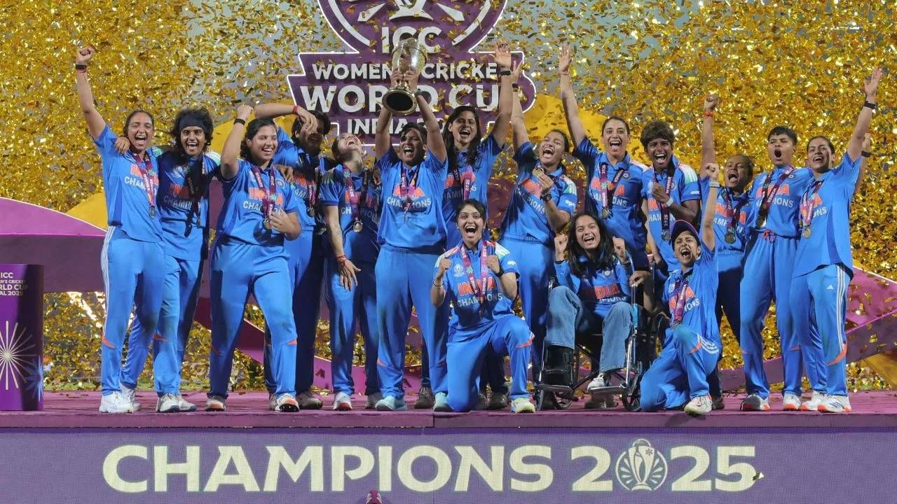 आयसीसीने आता वुमन्स वनडे वर्ल्डकप स्पर्धेचं परीघ वाढवण्याचा निर्णय घेतला आहे. पुढच्या स्पर्धेत संघांची संख्या आठवरून 10 करण्याची अधिकृत घोषणा करण्याता आली आहे. वर्ल्डकप स्पर्धेच्या अंतिम सामन्याच्या पाच दिवसांनंतर म्हणजेच 7 नोव्हेंबर रोजी झालेल्या आयसीसीच्या बोर्ड बैठकीत हा निर्णय घेण्यात आला आहे. (Photo- Pankaj Nangia/Getty Images)