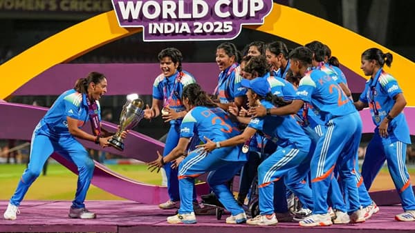 वुमन्स वनडे वर्ल्डकप स्पर्धेच्या 13व्या पर्वात टीम इंडियाने अंतिम फेरीत दक्षिण अफ्रिकेला 52 धावांनी पराभूत केल. या विजयासह भारताने पहिल्यांदा जेतेपदावर नाव कोरलं. यंदा वुमन्स वनडे वर्ल्डकप स्पर्धेला क्रीडाप्रेमींची पसंती मिळाली. त्यात भारताने जेतेपद मिळवल्याने आनंद गगनात मावेनासा झाला आहे. असं असताना आयसीसीने मोठा निर्णय घेतला आहे. (Photo- PTI)