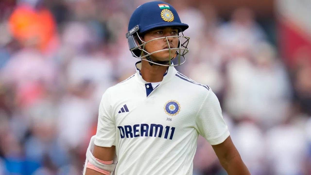 मार्को यानसेनने यशस्वी जयस्वालला तीन वेळा बाद केलं आहे. यानसेनविरुद्ध जयस्वालची सरासरी फक्त 14 आहे. दक्षिण आफ्रिकेविरुद्ध खेळलेल्या सहा डावांपैकी पाच डावांमध्ये अपयशी ठरला आहे. यापैकी दोन डावात शून्यावर बाद झाला आहे. (Photo- PTI)