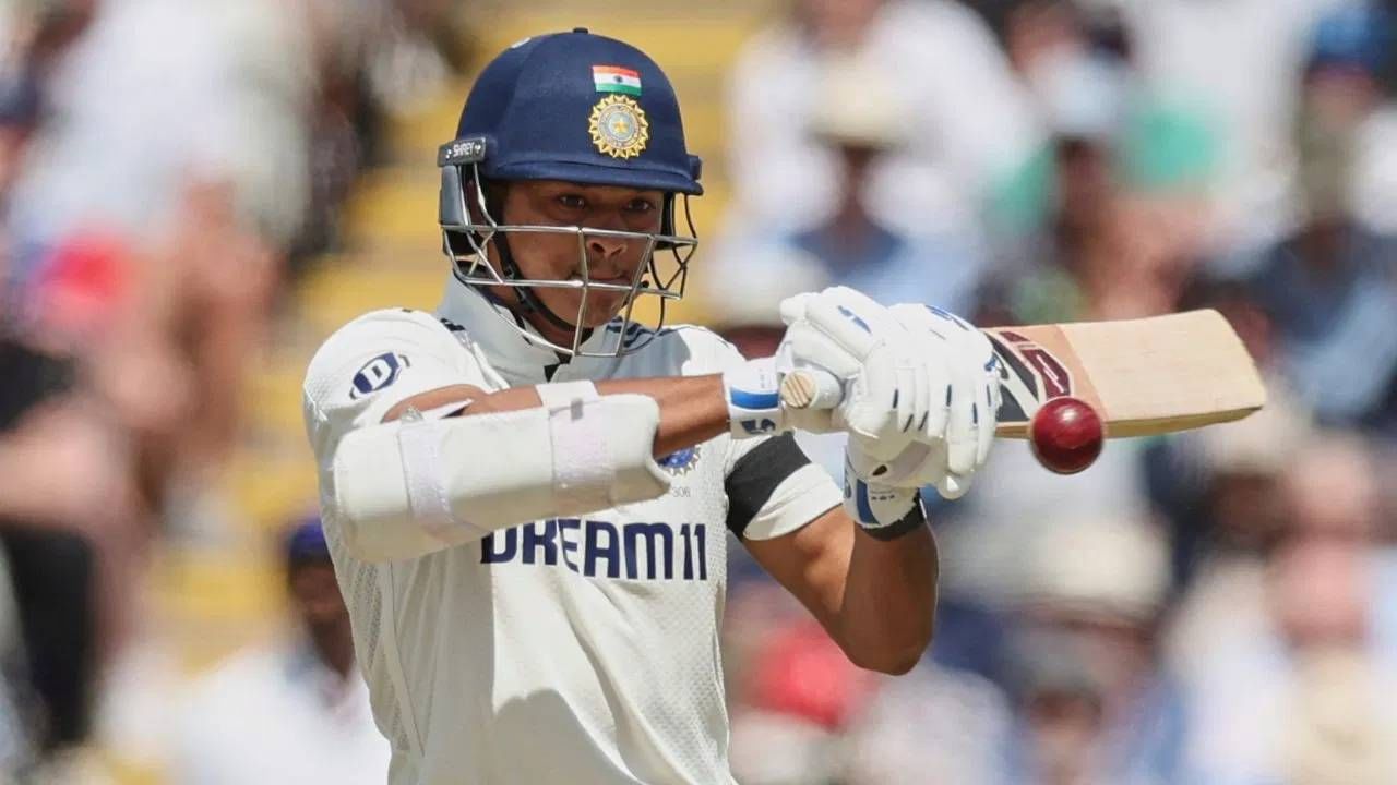 यशस्वी जयस्वाल डावखुऱ्या वेगवान गोलंदाजाचा सामना करताना चुका करत असल्याचं अधोरेखित झालं आहे. कारण त्यांच्याविरुद्ध खेळताना यशस्वीला अडचण येत असल्याचं दिसत आहे. दक्षिण अफ्रिकेविरुद्धच्या कसोटी सामन्यात यशस्वी सहा वेळा लेफ्ट आर्म वेगवान गोलंदाजांसमोर बाद झाला आहे.  (Photo- PTI)
