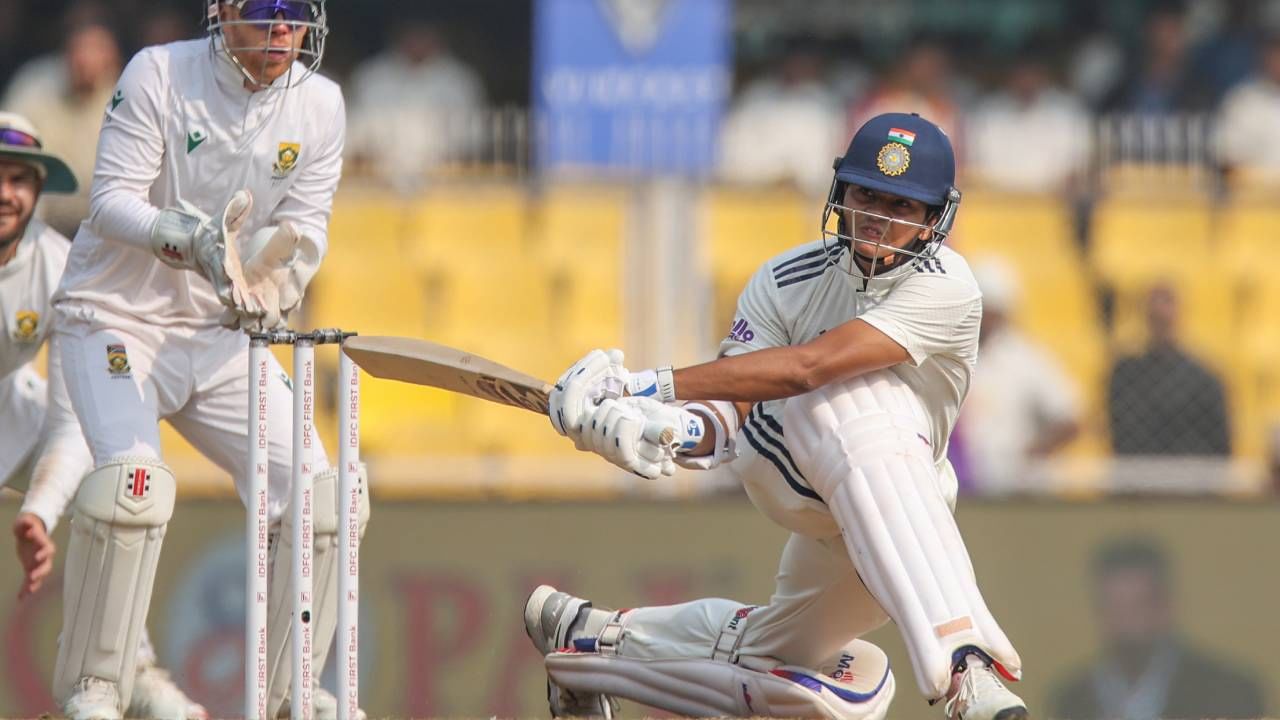 गुवाहाटी कसोटीच्या पहिल्या डावात यशस्वी जयस्वालने अर्धशतकी खेळी केली होती. पण दुसऱ्या डावात फक्त 13 धावा करून बाद झाला. दुसऱ्या डावात मार्को यानसेनच्या जाळ्यात यशस्वी जयस्वाल अडकला. आखुड टप्प्याच्या चेंडूवर कट मारण्याच्या नादात विकेटकीपरच्या हाती झेल देत बाद झाला. (Photo- BCCI Twitter)