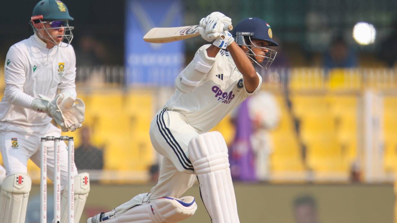 दक्षिण अफ्रिका दुसऱ्या कसोटी सामन्यात विजयाच्या वेशीवर येऊ उभी राहिली आहे. भारतासमोर विजयासाठी 550 धावांचं मोठं आव्हान दिलं आहे. हे आव्हान गाठणं काही सोपं काम नाही. असं असताना यशस्वी जयस्वाल स्वस्तात बाद झाला. (Photo- BCCI Twitter)