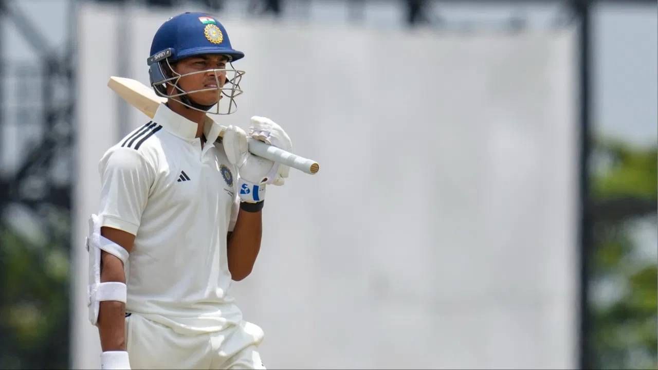 यशस्वी जयस्वाल दक्षिण आफ्रिका आणि डावखुऱ्या वेगवान गोलंदाजाविरुद्ध खेळताना चाचपडताना दिसत आहे. त्यामुळे त्याला लवकरच त्याचे तंत्र सुधारण्याची गरज आहे, अन्यथा भविष्यात त्याच्या समस्या आणखी वाढू शकतात.  (Photo- PTI)