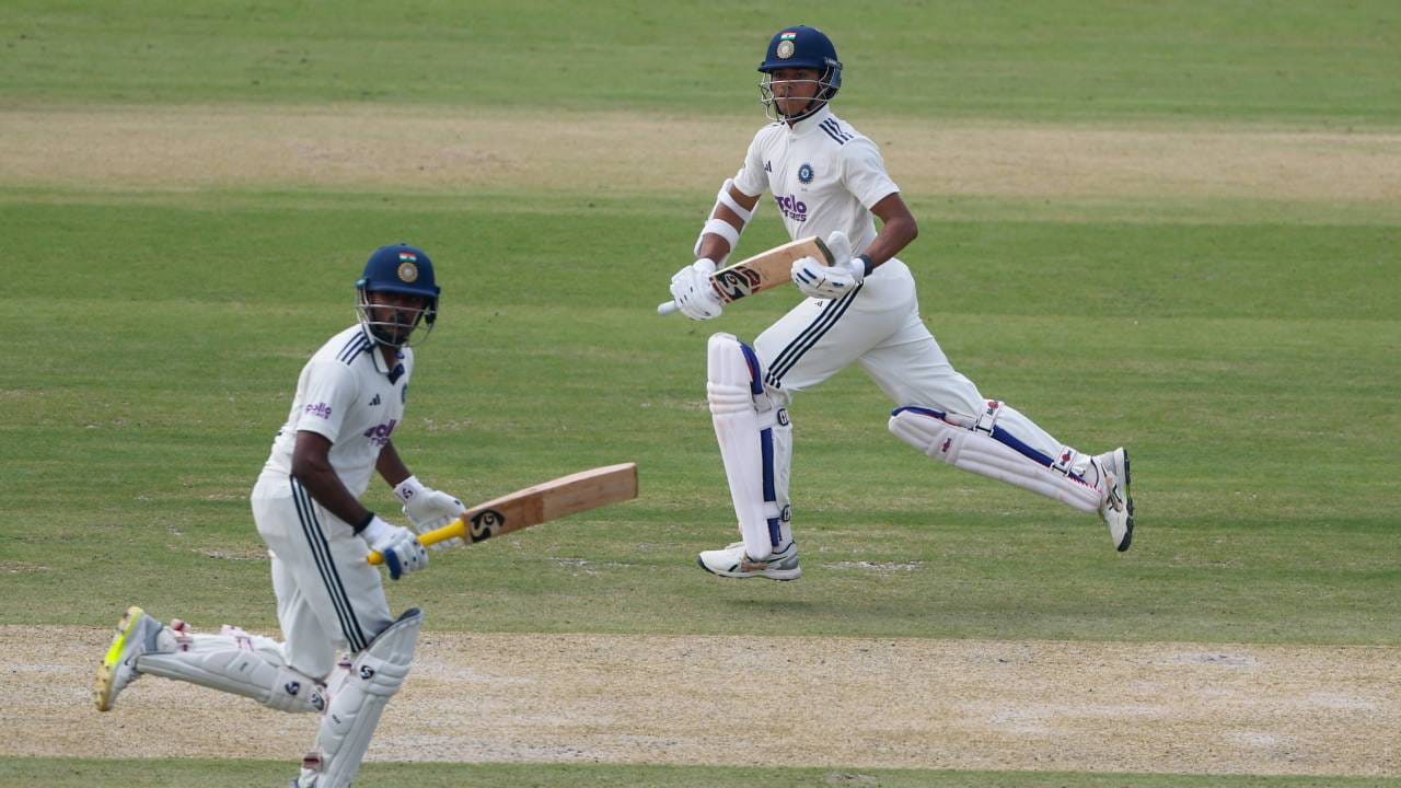 रोहित शर्माचा विक्रम मोडणे जयस्वालसाठी सोपे नसेल.  कारण त्याला काय ते पहिल्या सामन्याच्या पहिल्या डावात करावं लागेल. तसं केलं तर 50 डावात त्याच्यापेक्षा जास्त षटकार होतील. दुसऱ्या डावात झाले तर त्या विक्रमाची बरोबरी होईल. (Photo- BCCI Twitter)