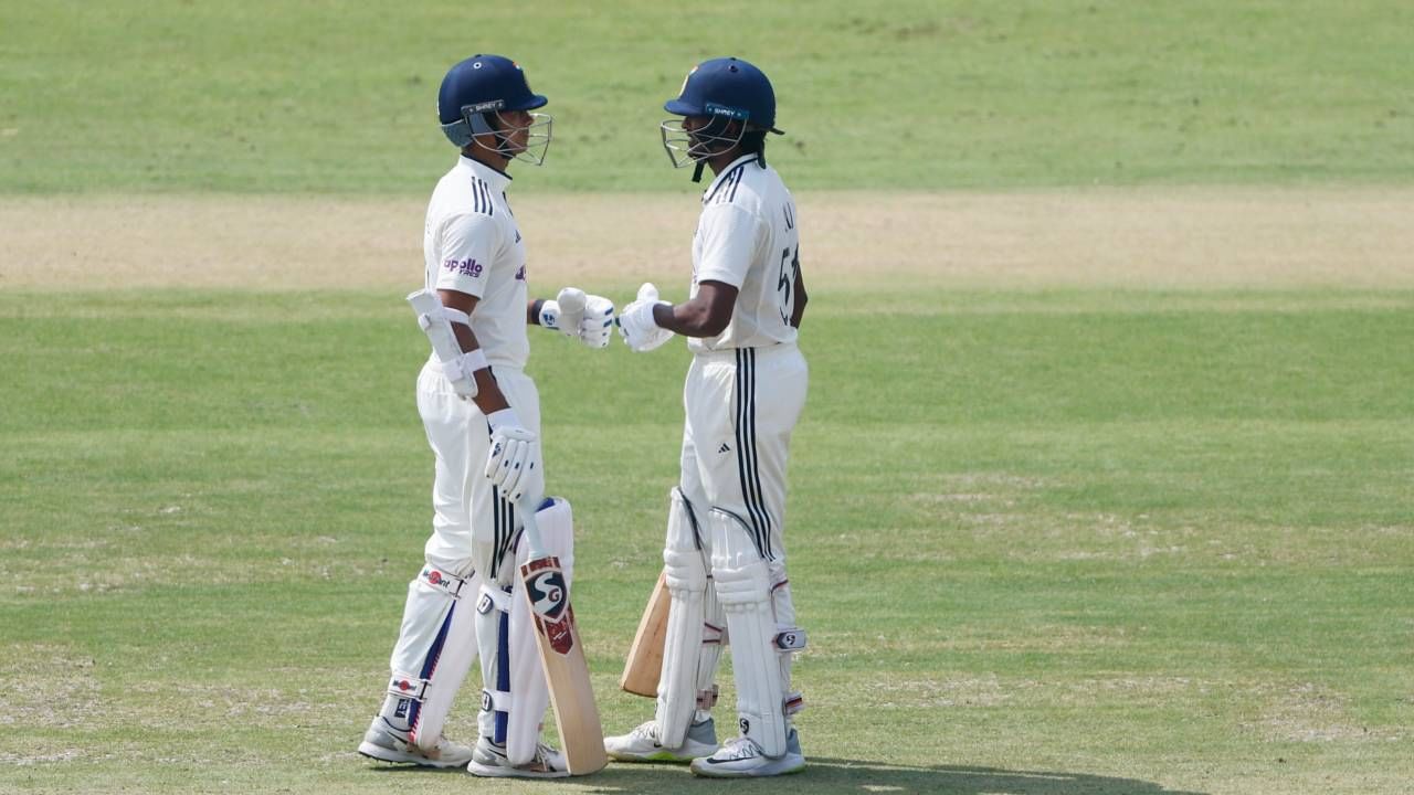 यशस्वी जयस्वालने कोलकाता कसोटीच्या पहिल्या डावात 7 षटकार मारले तर रोहित शर्माचा आपल्या नावावर करेल. कसोटीत सर्वात जलद 50  षटकार मारणारा भारतीय फलंदाज बनेल. रोहित शर्माच्या नावावर 51 कसोटी डावात 50 षटकार मारण्याचा विक्रम आहे. (Photo- BCCI Twitter)