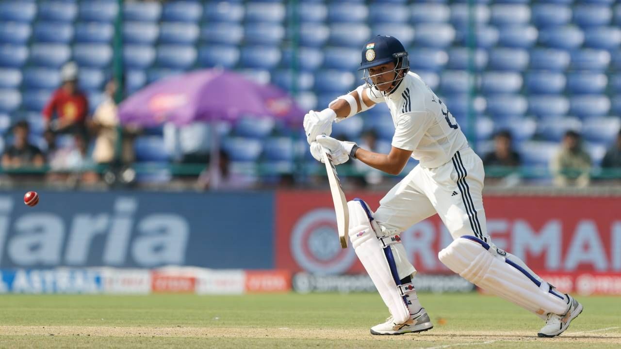 यशस्वी जयस्वालने आतापर्यंत 26 कसोटी सामने खेळले आहेत. या सामन्यातील 49 डावांमध्ये 51.65 च्या सरासरीने 2428 धावा केल्या आहेत. यामध्ये 7  शतके आणि 12 अर्धशतकांचा समावेश आहे.  यात त्याने 43 षटकार आणि 301 चौकार मारले आहेत. (Photo- BCCI Twitter)